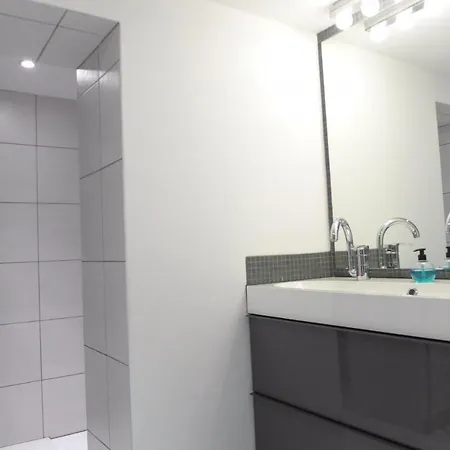 Echoppe Entièrement Rénovée Au Centre De Villa